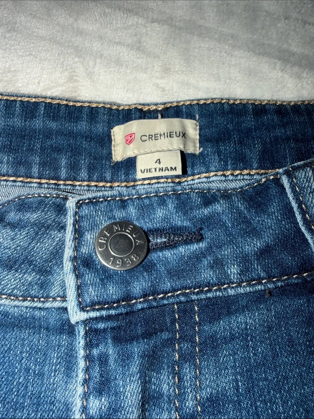 Daniel Cremieux Medium Wash Denim Shorts Size 4 Five-Pocket Mid-Rise